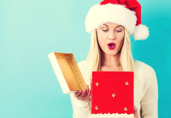 Feliz joven mujer con regalo de Navidad caja — Foto de Stock