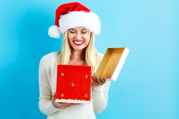 Feliz joven mujer con regalo de Navidad caja — Foto de Stock