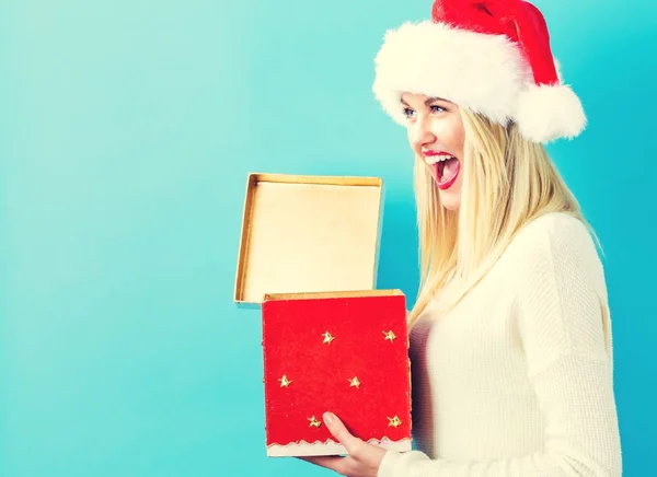 Glad ung kvinna med jul nuvarande låda — Stockfoto
