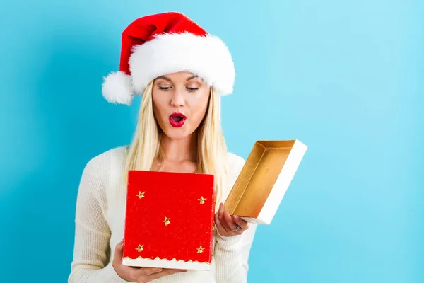 Felice giovane donna con scatola regalo di Natale — Foto Stock