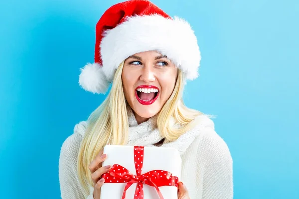 Mujer joven sosteniendo un regalo de Navidad — Foto de Stock