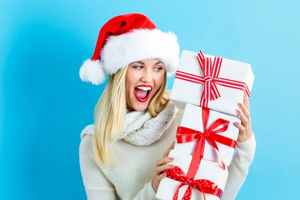 Mujer joven sosteniendo regalos de Navidad —  Fotos de Stock