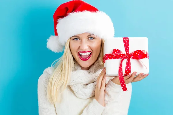 Mujer joven sosteniendo un regalo de Navidad — Foto de Stock