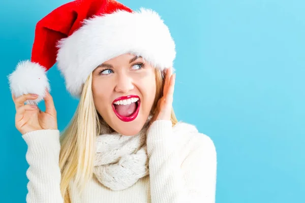 Glückliche junge Frau mit Weihnachtsmütze — Stockfoto