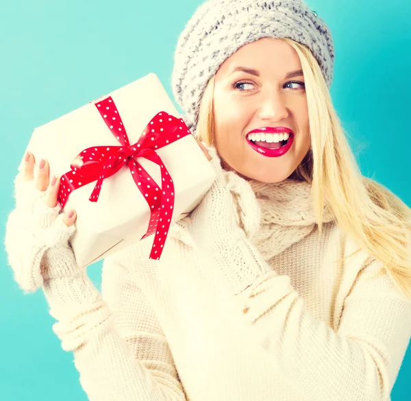 Szczęśliwa młoda kobieta trzyma prezent na Boże Narodzenie — Zdjęcie stockowe
