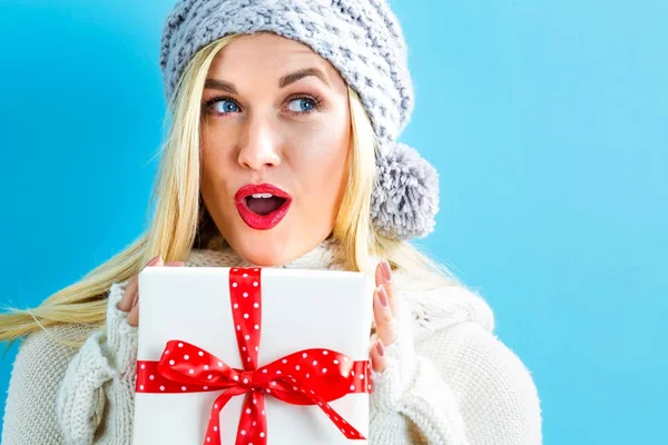 Jonge vrouw met een kerstcadeau — Stockfoto