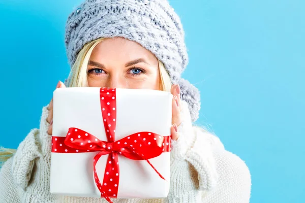 Jovem segurando um presente de Natal — Fotografia de Stock