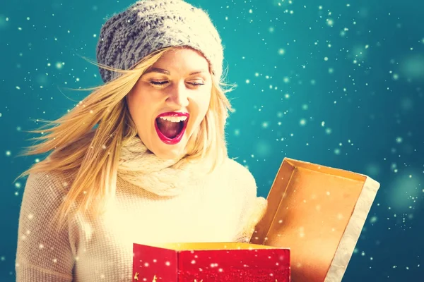 Feliz joven mujer con regalo de Navidad caja — Foto de Stock