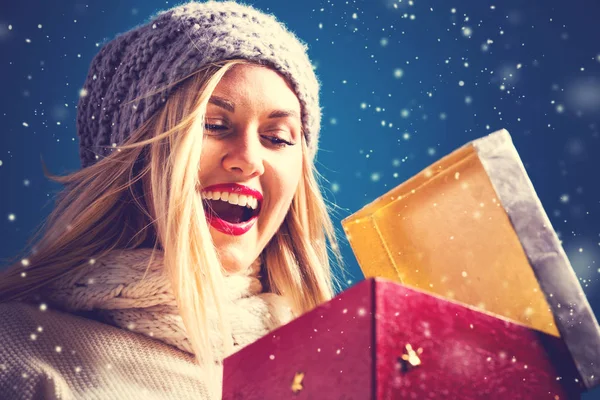 Feliz joven mujer con regalo de Navidad caja —  Fotos de Stock