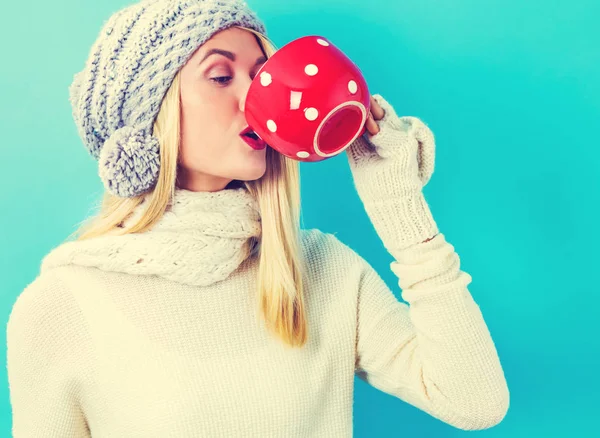 Žena v zimní oblečení, pití kávy — Stock fotografie