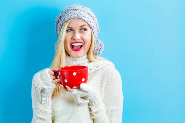 Mulher em roupas de inverno beber café — Fotografia de Stock