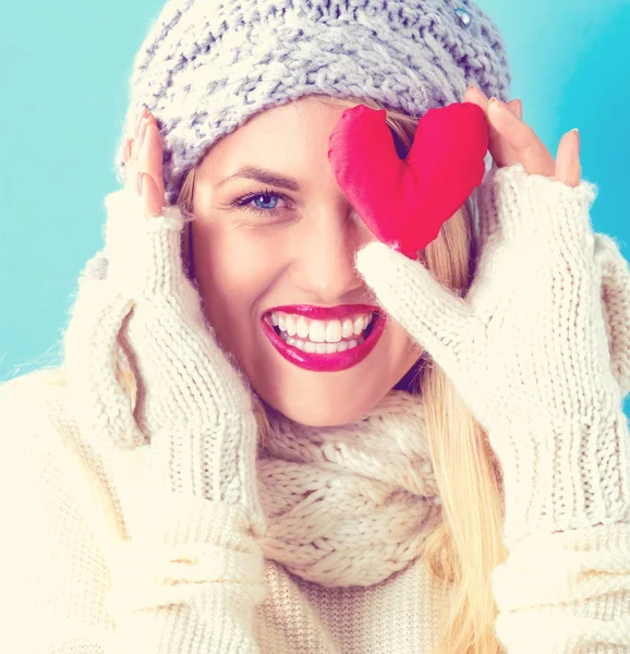 Felice giovane donna in possesso di un cuscino del cuore — Foto Stock