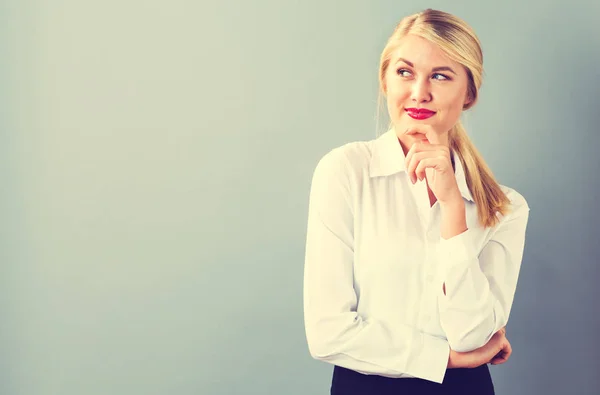 Ung affärskvinna i en tankeväckande pose — Stockfoto