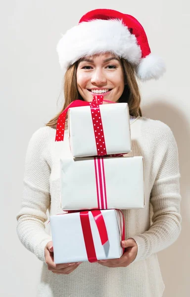 Mulher segurando presentes de Natal — Fotografia de Stock