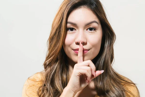 Mujer joven haciendo gestos silenciosos — Foto de Stock