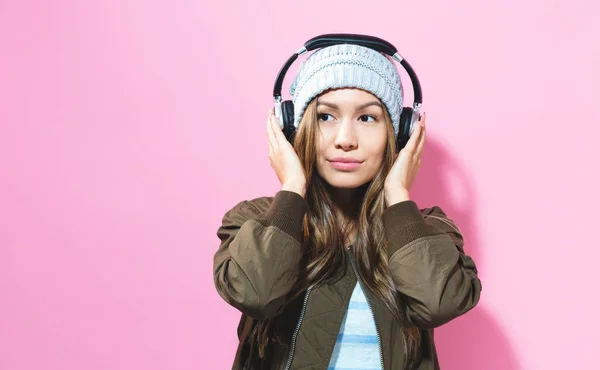 Mujer joven con auriculares — Foto de Stock