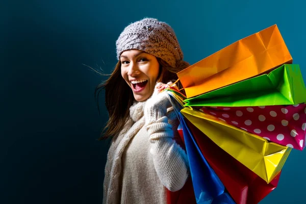 Mulher segurando sacos de compras — Fotografia de Stock