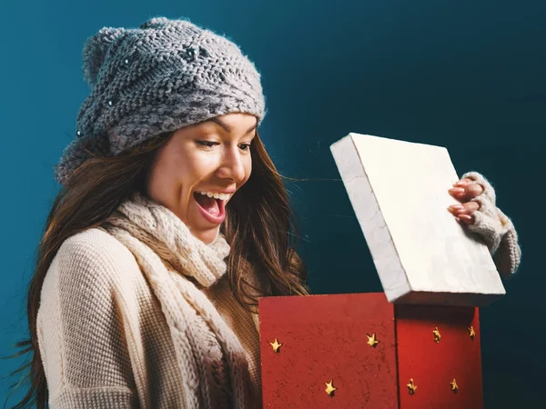 Donna apertura regalo di Natale — Foto Stock