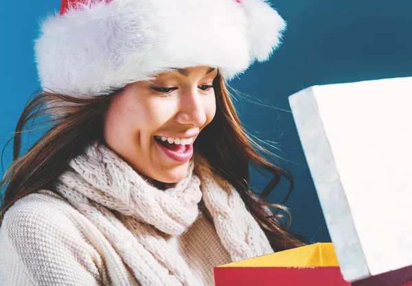 Kvinna öppnar julklapp — Stockfoto