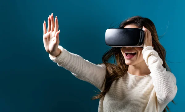 Donna che utilizza la realtà virtuale — Foto Stock