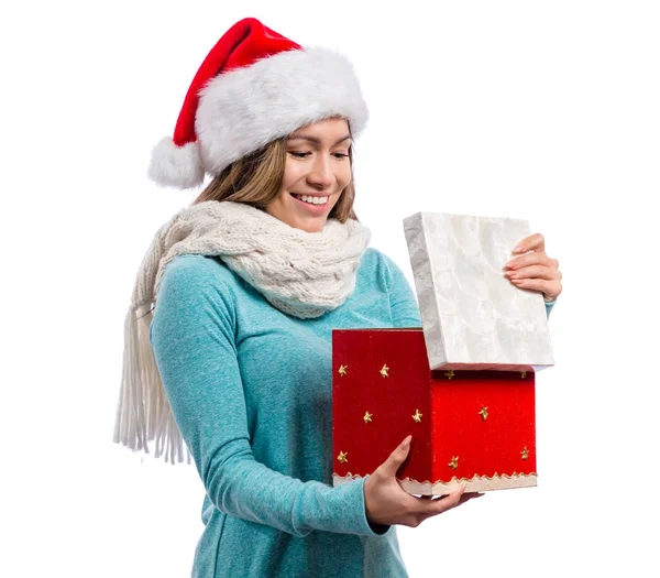Kvinna öppnar julklapp — Stockfoto