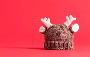 Kırmızı kış şapka örgü