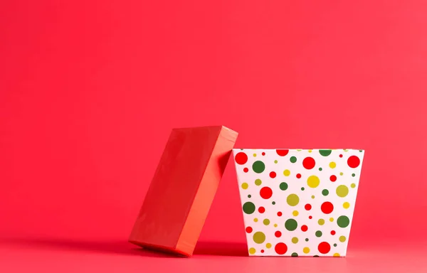 Present box on a red background — Stock Photo, Image