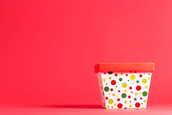 Present box on a red background — Stock Photo, Image