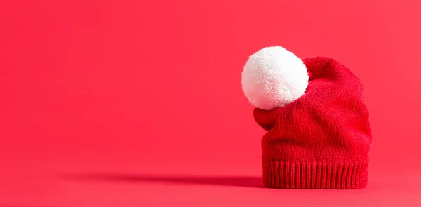 赤のニット冬帽子 — ストック写真