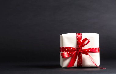 Siyah el yapımı hediye kutusu