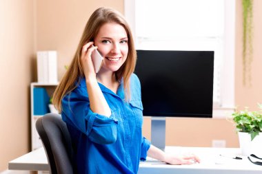 bir bilgisayarda çalışan genç kadın