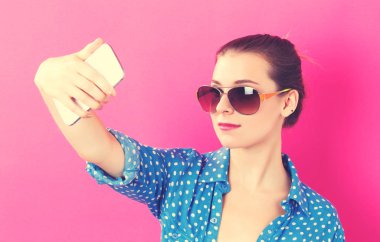 Genç bir kadın selfie çekiyor. 