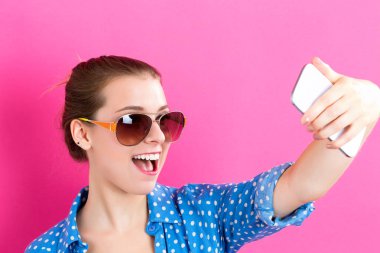 Genç bir kadın selfie çekiyor. 