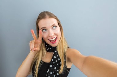 Genç bir kadın selfie çekiyor.