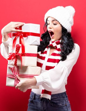 Noel hediyeleri tutan genç kadın