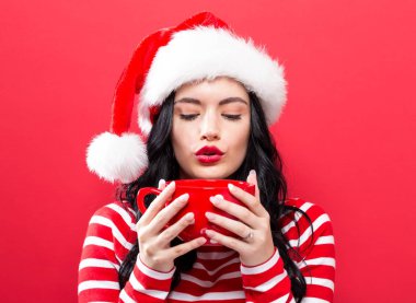 Kadın kahve içme Santa şapka ile