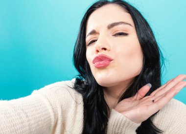 Genç bir kadın selfie çekiyor. 