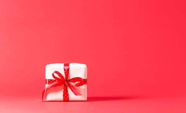 Caja de regalo sobre fondo rojo — Foto de Stock