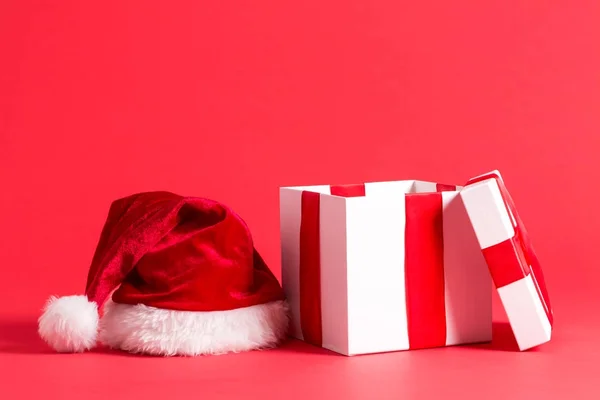 Regalo de Navidad con sombrero de santa —  Fotos de Stock