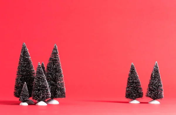 Vánoční stromky na červeném pozadí — Stock fotografie
