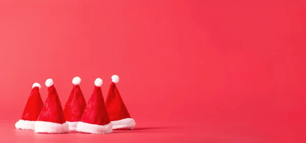 Noel Baba şapkaları parlak bir arka plan üzerinde — Stok fotoğraf