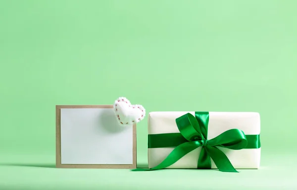 Kézzel készített jelen box egy zöld háttér — Stock Fotó