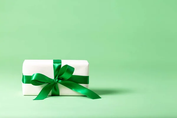 Caja de regalo hecha a mano sobre un fondo verde — Foto de Stock