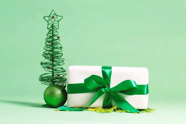 Present box on a green background — Stock Photo, Image