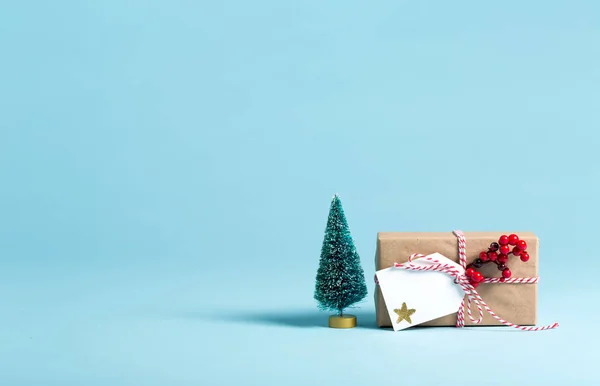 Coffret cadeau avec sapin de Noël miniature — Photo
