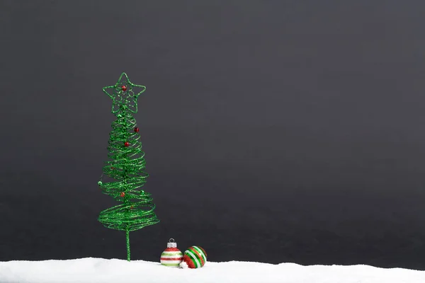 Рождественская елка и маленькие безделушки — стоковое фото