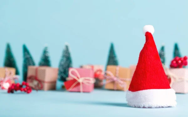 Καπέλο Santa και χριστουγεννιάτικο δέντρο — Φωτογραφία Αρχείου