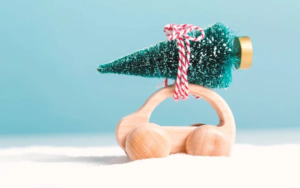 Houten auto miniatuur uitvoering van een kerstboom — Stockfoto