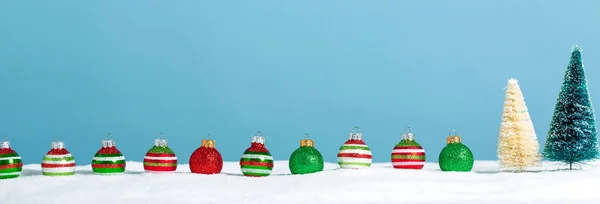 Рождественские елки и маленькие безделушки — стоковое фото