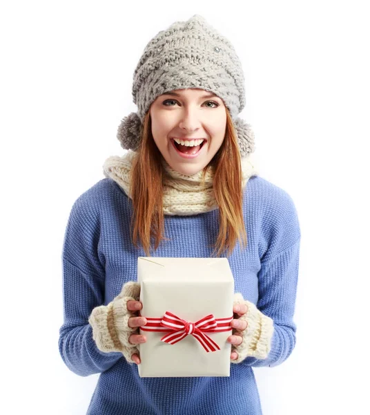Giovane donna in possesso di un regalo di Natale — Foto Stock